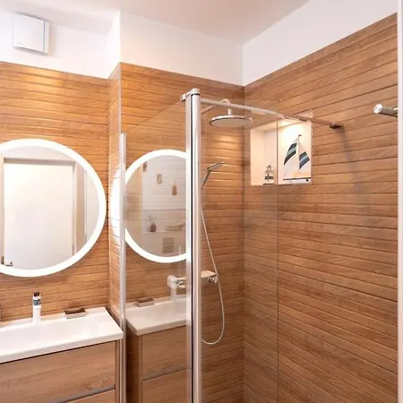 Awaken Gorgeous Sea View Апартаменти *